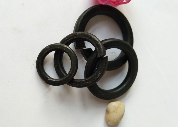 4.8 Hoogsterke platte stalen veerwasser Zwarte kleur Anti-vibratie M5~M56